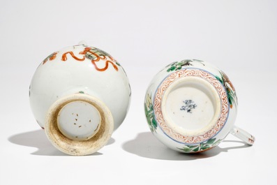 Un aspersoir et une chope en porcelaine de Chine famille verte, Kangxi