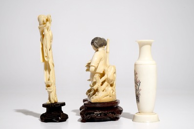 Deux figures et un vase en ivoire sculpt&eacute;, Chine, 1&egrave;re moiti&eacute; du 20&egrave;me