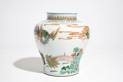 Un vase de forme balustre en porcelaine de Chine wucai &agrave; d&eacute;cor d'un dragon et ph&eacute;nix, 19&egrave;me