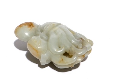 Een Chinees model van een Boeddha's hand in gevlekte jade, 19e eeuw