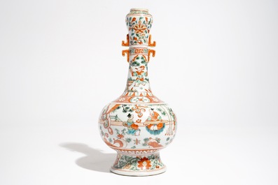 Un vase de forme bouteille en porcelaine de Chine de style wucai, marque de Wanli, 19/20&egrave;me