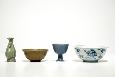 Un lot en porcelaine de Chine monochrome et bleu et blanc, Song et post&eacute;rieur