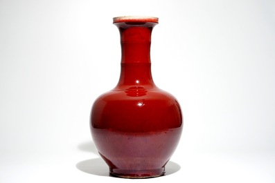 Un vase de forme bouteille en porcelaine de Chine monochrome langyao, 19/20&egrave;me