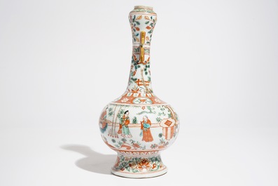 Un vase de forme bouteille en porcelaine de Chine de style wucai, marque de Wanli, 19/20&egrave;me