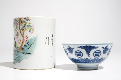 Un bol en porcelaine de Chine bleu et blanc, une assiette en rouge de fer et un porte-pinceaux en qianjiang cai, 19/20&egrave;me