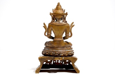Een Sino-Tibetaans bronzen model van Boeddha Amitayus op lotustroon, 19e eeuw