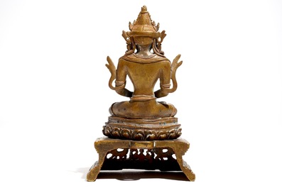 Un mod&egrave;le de Bouddha Amitayus sur tr&ocirc;ne en lotus en bronze sino-tib&eacute;tain, 19&egrave;me