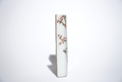 Un repose-poignet en porcelaine de Chine famille rose avec calligraphie, 20&egrave;me