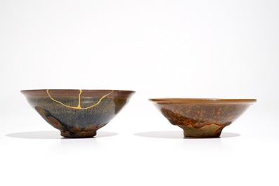 Een Chinese Jian theekom met &quot;Hazenvacht&quot; glazuur met kintsugi herstelling, Song, en een rood-bespatte Jian kom, Song of later