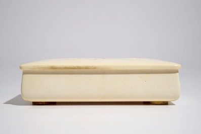 Une bo&icirc;te rectangulaire en ivoire sculpt&eacute;, sign&eacute;, Meiji, 19&egrave;me