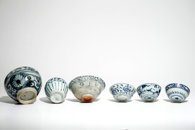 Four Chinese blue and white bowls and two jars, Ming