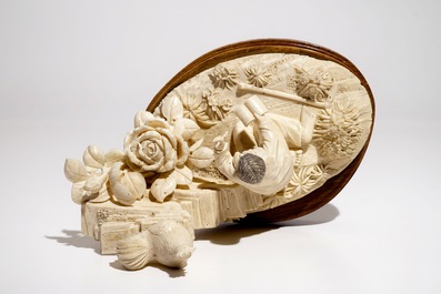 Un groupe d'une fille et un coq en ivoire sculpt&eacute; sur socle en bois, 2&egrave;me quart du 20&egrave;me
