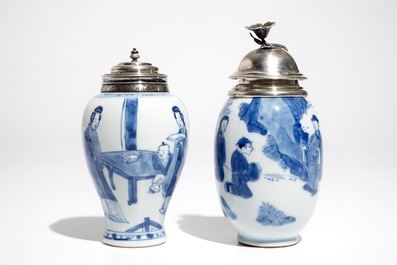 Deux bo&icirc;tes &agrave; th&eacute; en porcelaine de Chine bleu et blanc aux montures en argent, Kangxi