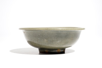 Un bol en porcelaine de Chine c&eacute;ladon de Longquan fonc&eacute;, Ming