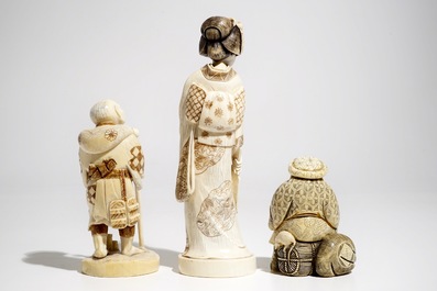 Trois okimonos sign&eacute;s en ivoire, Japon, &eacute;poque Meiji, 19&egrave;me