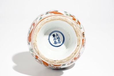 Un vase de forme bouteille en porcelaine de Chine de style wucai, marque de Wanli, 19/20&egrave;me