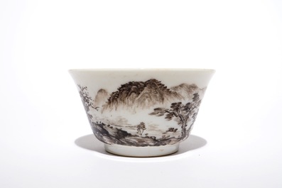 Une tasse en porcelaine de Chine grisaille, marque de Yongzheng, 19/20&egrave;me