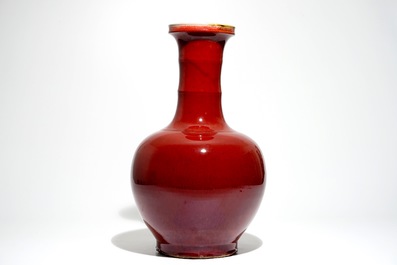 Een Chinese monochrome langyao flesvormige vaas, 19/20e eeuw