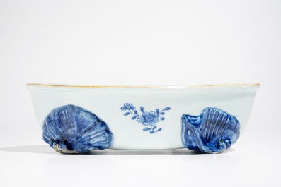 Un saladier lob&eacute; en porcelaine de Chine bleu et blanc, Qianlong