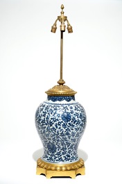 Un vase en porcelaine de Chine bleu et blanc mont&eacute; comme lamp en bronze ormolu, Kangxi