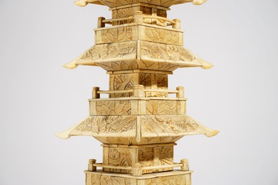 Drie grote Chinese en Japanse pagodes in been en zeepsteen, hierbij een zeepsteen zegel en dekseldoosje, 19/20e eeuw