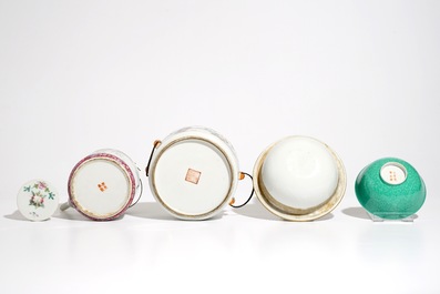Four various Chinese famille rose and monochrome wares, 19/20th C.