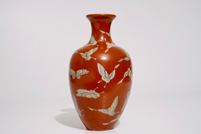 Un vase en porcelaine de Chine aux papillons sur fond corail, marque de Qianlong, 19/20&egrave;me