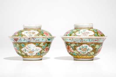 Une paire de bols couverts en porcelaine de Chine famille rose pour le march&eacute; Straits ou Peranakan, 19/20&egrave;me