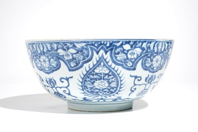 Un grand bol en porcelaine de Chine bleu et blanc, Kangxi