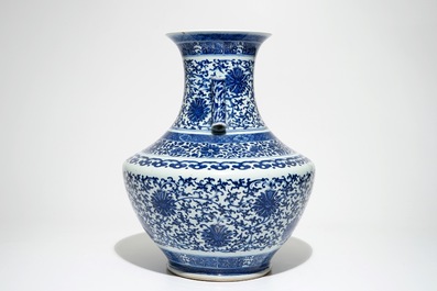 Un vase de forme hu en porcelaine de Chine bleu et blanc, marque de Qianlong, 19&egrave;me