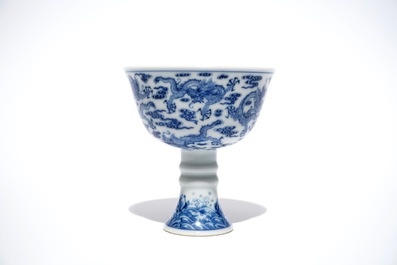 Een Chinese blauwwitte stem cup met decor van negen draken, Yongzheng merk en mogelijk periode