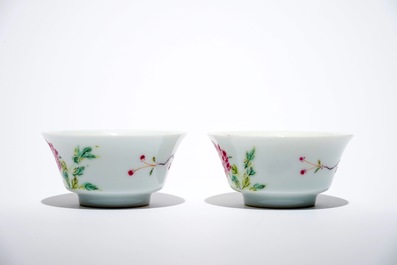 Une paire de bols &agrave; th&eacute; en porcelaine de Chine famille rose, marque de Yongzheng, 20&egrave;me