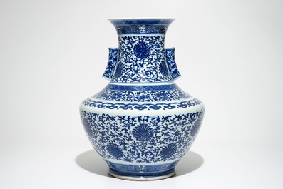 Un vase de forme hu en porcelaine de Chine bleu et blanc, marque de Qianlong, 19&egrave;me