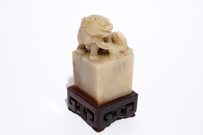 Een Chinese jade stempel met boeddhistische leeuw, 19/20e eeuw