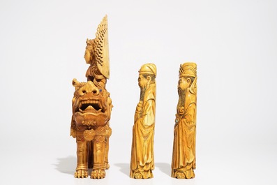 Un mod&egrave;le de Guanyin sur lion bouddhiste et deux sages en ivoire sculpt&eacute;, Chine, 19&egrave;me