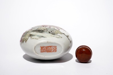 Une tabati&egrave;re en porcelaine de Chine qianjiang cai &agrave; d&eacute;cor floral, 19/20&egrave;me