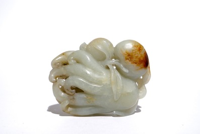 Een Chinees model van een Boeddha's hand in gevlekte jade, 19e eeuw