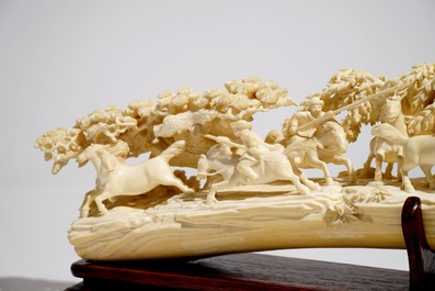 Une sc&egrave;ne de chasse en ivoire sculpt&eacute; sur socle en bois, Chine, vers 1900