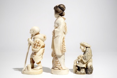 Trois okimonos sign&eacute;s en ivoire, Japon, &eacute;poque Meiji, 19&egrave;me