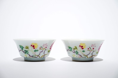 Une paire de bols &agrave; th&eacute; en porcelaine de Chine famille rose, marque de Yongzheng, 20&egrave;me