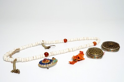 Une broche, un collier, une bracelet et deux boucles, incrust&eacute;s de corail et autres pierres, prob. N&eacute;pal/Tibet, 19/20&egrave;me