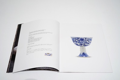 Een Chinese blauwwitte stem cup met decor van negen draken, Yongzheng merk en mogelijk periode