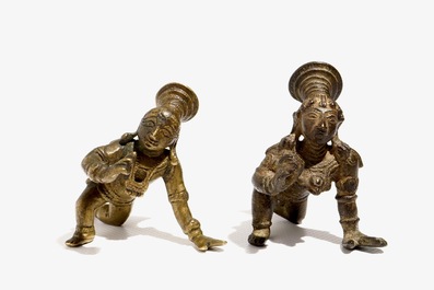 Twee kleine bronzen figuren van &ldquo;Bala Krishna&rdquo;, India, 17e en 19e eeuw