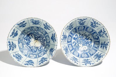 Une paire de bols en porcelaine de Chine bleu et blanc de type Kraak aux cerfs, Wanli