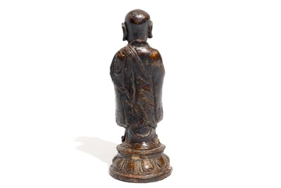 Een Chinese vergulde en gelakte bronzen figuur van een monnik, Ming