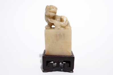 A Chinese jade stamp with Buddhist lion, 19/20th C.