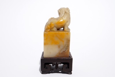 A Chinese jade stamp with Buddhist lion, 19/20th C.