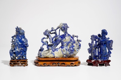 Drie Chinese lapis lazuli sculpturen op houten sokkels, 20e eeuw