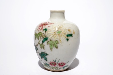 A Chinese famille rose snuff bottle, Qianlong mark, 19/20th C.