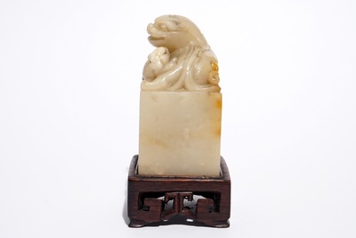 A Chinese jade stamp with Buddhist lion, 19/20th C.